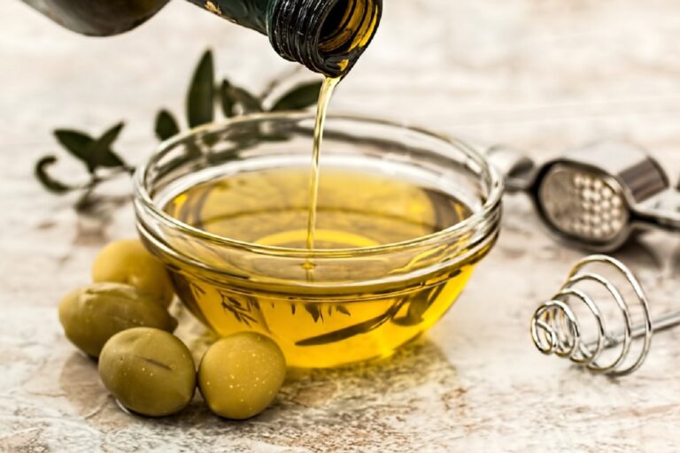 Bere olio d'oliva fa male: verità o falso mito? - Il Giornale del